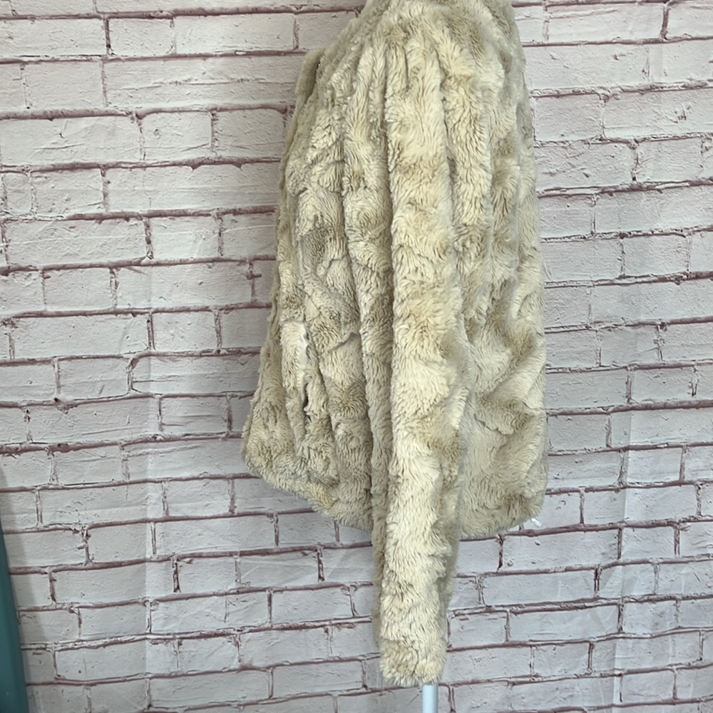 Vero Moda Curl Faux Fur Short Jacket Size Large Like New - Picture 5 of 9